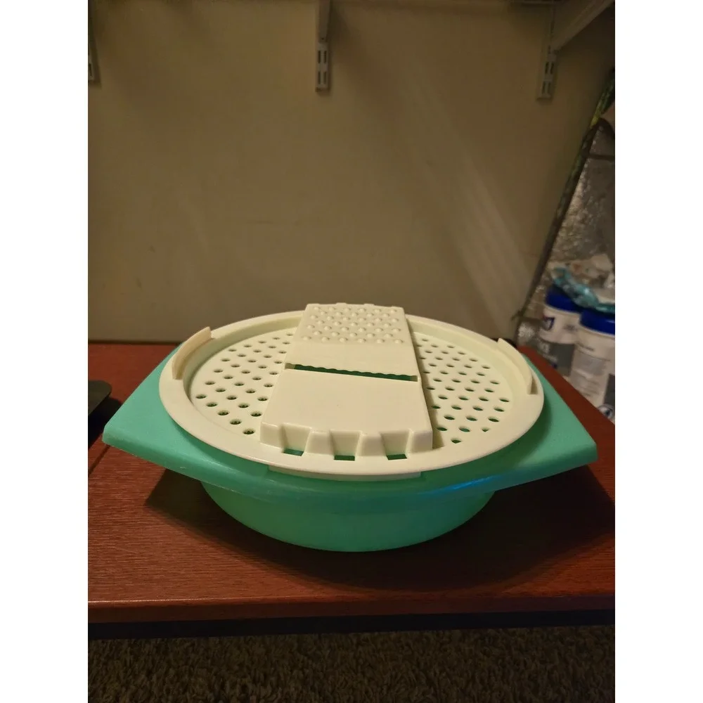 Tupperware vintage grate
